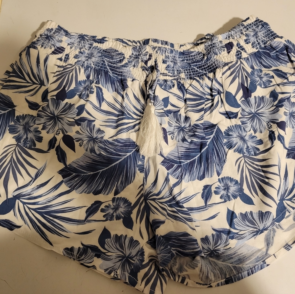 Blue & white leafy summer shorts, size large